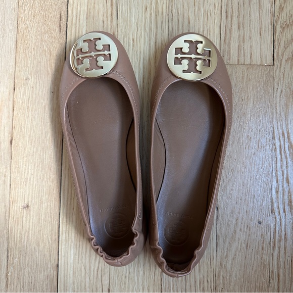 TORY BURCH MINNIE TRAVEL BALLET FLATS WITH METAL LOGO IN ROYAL TAN AND GOLD - Picture 9 of 9